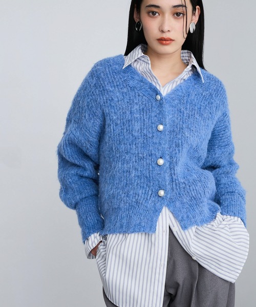 VIS（ビス）の「パールボタンVネック片畦ニットカーディガン（カーディガン/ボレロ・レディース・グレー/ブラウン系その他2/ブルー/ホワイト系その他/レッド系その他・FREE）」の4枚目の写真