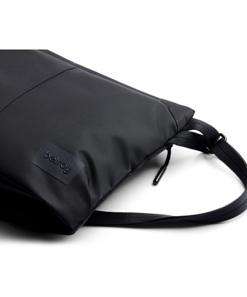 entre square(アントレスクエアー)の「Bellroy/ボディバッグ/サコッシュ Laneway Sacoche インク(ボディバッグ/ウエストポーチ・メンズ・ダークブラック・ONE SIZE)」の6枚目の写真