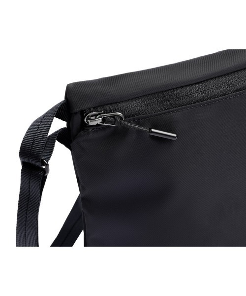 entre square(アントレスクエアー)の「Bellroy/ボディバッグ/サコッシュ Laneway Sacoche インク(ボディバッグ/ウエストポーチ・メンズ・ダークブラック・ONE SIZE)」の7枚目の写真