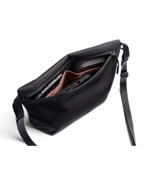 entre square(アントレスクエアー)の「Bellroy/ボディバッグ/サコッシュ Laneway Sacoche インク(ボディバッグ/ウエストポーチ・メンズ・ダークブラック・ONE SIZE)」の4枚目の写真