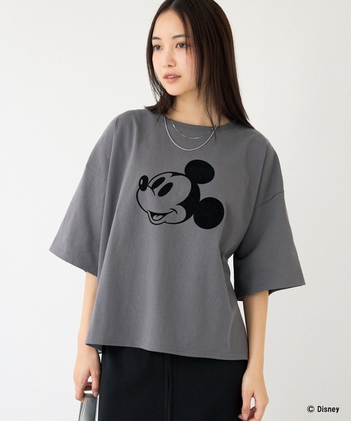 LAVEANGE（ラビアンジェ）の「ミッキー/フロッキープリントTシャツ（Tシャツ/カットソー・レディース・スミクロ/オフホワイト・4L/3L/LL/M/5L）」の5枚目の写真