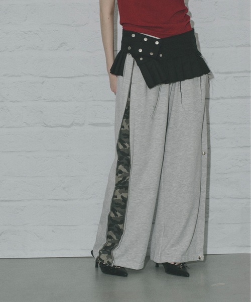 SHAGGIE（シャギー）の「サイド切り替え迷彩２WAYスウェットルーズパンツ（スウェットパンツ・レディース・グレー/チャコールグレー・FREE）」の2枚目の写真