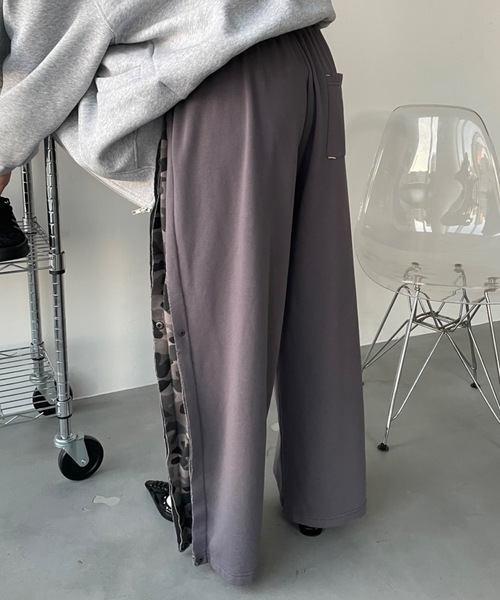 SHAGGIE（シャギー）の「サイド切り替え迷彩２WAYスウェットルーズパンツ（スウェットパンツ・レディース・グレー/チャコールグレー・FREE）」の4枚目の写真
