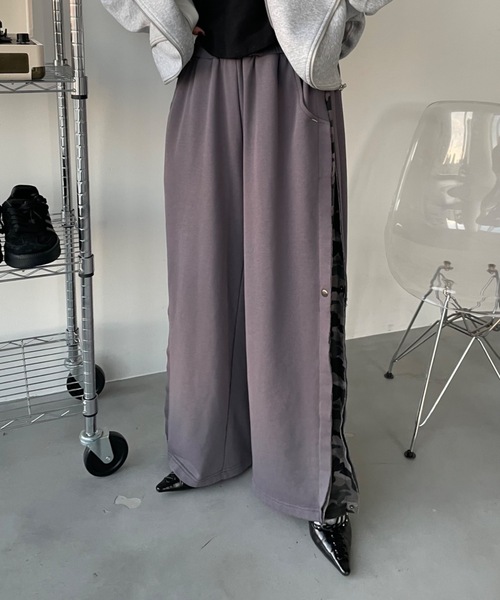 SHAGGIE（シャギー）の「サイド切り替え迷彩２WAYスウェットルーズパンツ（スウェットパンツ・レディース・グレー/チャコールグレー・FREE）」の3枚目の写真