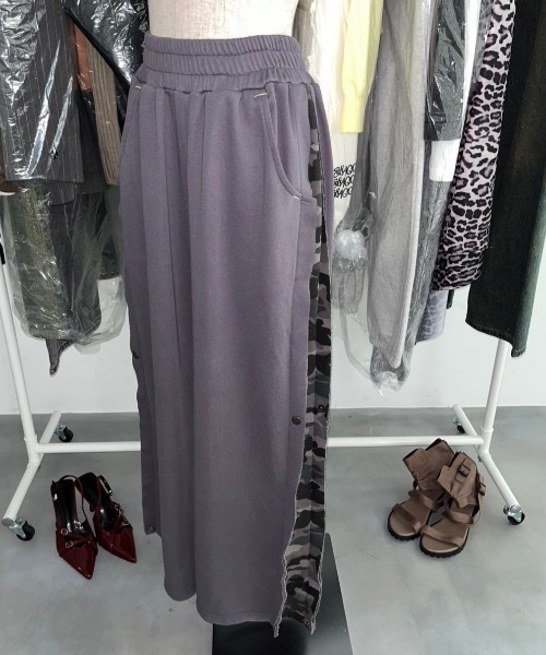 SHAGGIE（シャギー）の「サイド切り替え迷彩２WAYスウェットルーズパンツ（スウェットパンツ・レディース・グレー/チャコールグレー・FREE）」の18枚目の写真