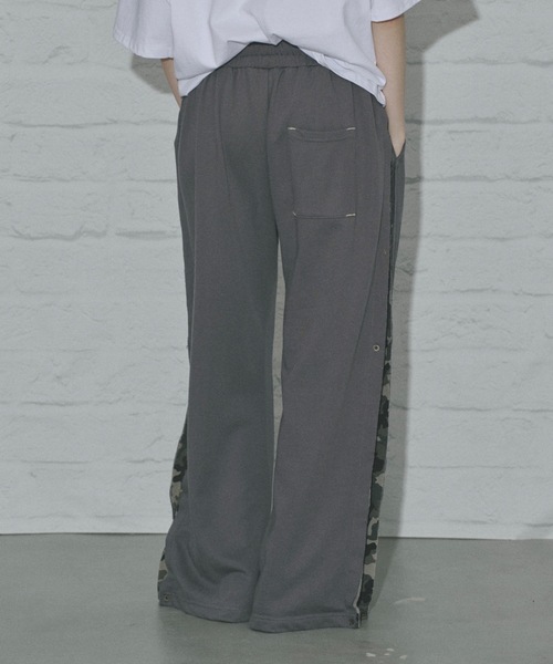 SHAGGIE（シャギー）の「サイド切り替え迷彩２WAYスウェットルーズパンツ（スウェットパンツ・レディース・グレー/チャコールグレー・FREE）」の15枚目の写真