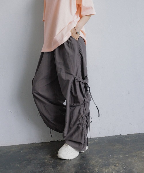 GLOBAL WORK（グローバルワーク）の「リボンカーゴパンツ/AND YUA ANY/319419（カーゴパンツ・キッズ・ライトグレー/チャコール・MEDIUM/SMALL）」の2枚目の写真