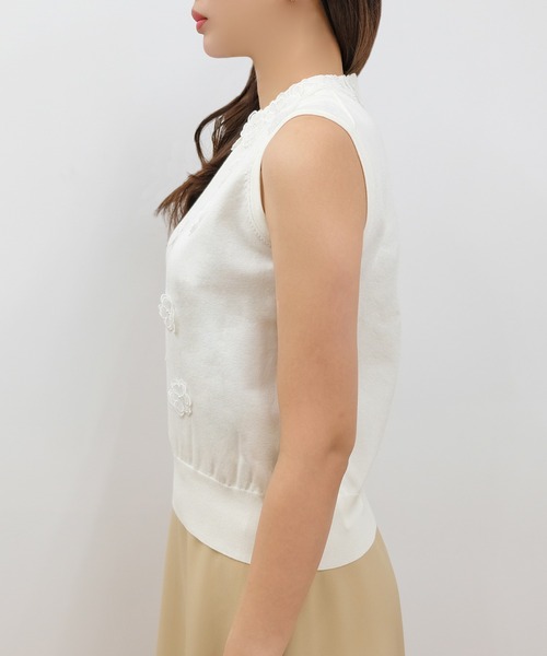 STRAWBERRY-FIELDS（ストロベリーフィールズ）の「フラワーモチーフノースリーブニット（ニット/セーター・レディース・ブラック/ホワイト系その他・2）」の5枚目の写真