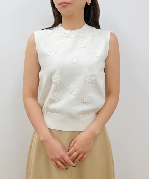 STRAWBERRY-FIELDS（ストロベリーフィールズ）の「フラワーモチーフノースリーブニット（ニット/セーター・レディース・ブラック/ホワイト系その他・2）」の4枚目の写真