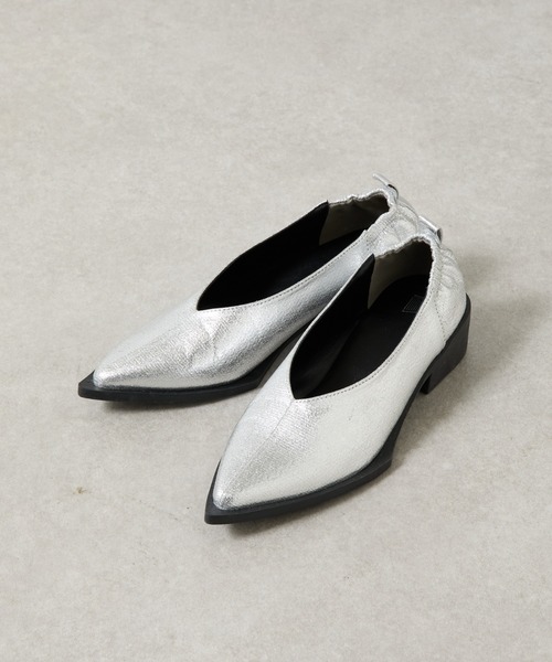 COLONY 2139（コロニートゥーワンスリーナイン）の「ポインテッドトゥローファー（ローファー・レディース・シルバー/ブラック/オフホワイト・MEDIUM/LARGE）」の3枚目の写真