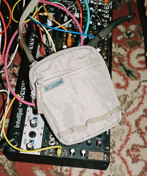 CHROME（クローム）の「［ CHROME / クローム ］PAC POUCH 2L / パック ポーチ 耐水 容量：2L（ボディバッグ/ウエストポーチ・メンズ・ブラック/グレー/サックスブルー/ベージュ・FREE）」の2枚目の写真