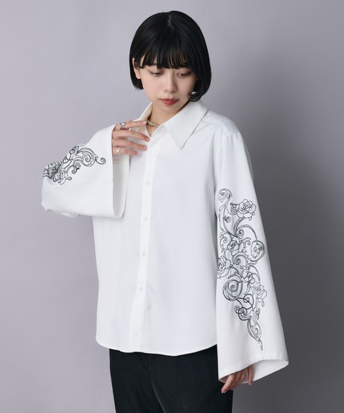 ANTIPAST　バンドカラーフロントフラワー刺繍ロゴ　フレアコットンブラウス ANTIPAST バンドカラーフロントフラワー刺繍ロゴ フレアコットン