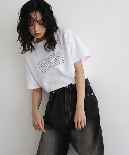 hellam（へラム）の「箔プリントロゴTシャツ（Tシャツ/カットソー・レディース・ブラウン/グリーン/ホワイト×ブラック/チャコール/オフホワイト・FREE）」の3枚目の写真