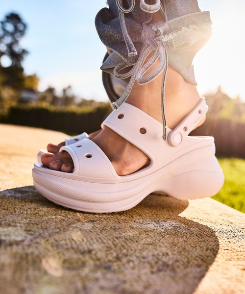 crocs(クロックス)の「クロックス ベイ サンダル / crocs Bae Sandal(サンダル・レディース・ブラック/ライトパープル/ホワイト・22cm/21cm/24cm/23cm/27cm/26cm/25cm)」の3枚目の写真