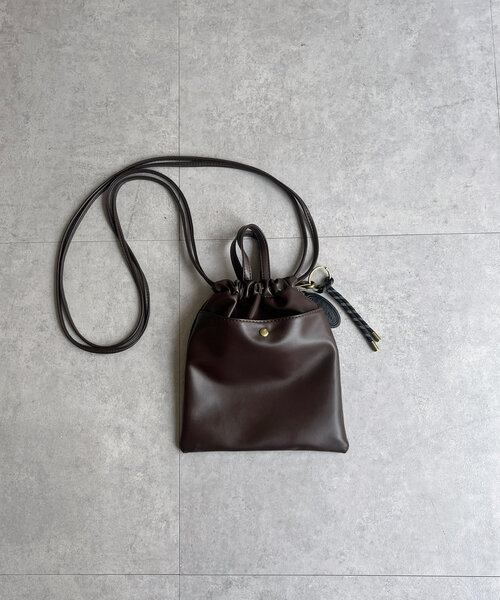 CPCM(シーピーシーエム)の「チャーム付きPU巾着バッグ(ショルダーバッグ・メンズ・ブラウン/ブラック・FREE)」の1枚目の写真