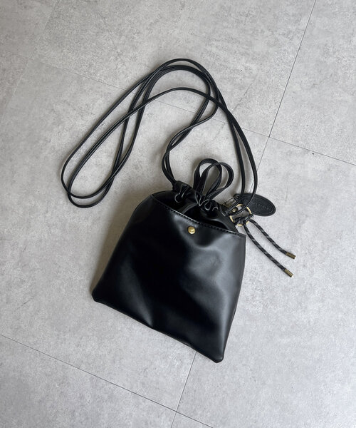 CPCM(シーピーシーエム)の「チャーム付きPU巾着バッグ(ショルダーバッグ・メンズ・ブラウン/ブラック・FREE)」の2枚目の写真