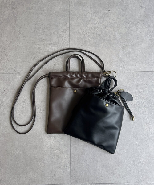 CPCM(シーピーシーエム)の「チャーム付きPU巾着バッグ(ショルダーバッグ・メンズ・ブラウン/ブラック・FREE)」の3枚目の写真