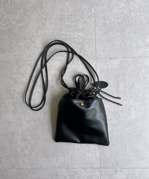 CPCM(シーピーシーエム)の「チャーム付きPU巾着バッグ(ショルダーバッグ・メンズ・ブラウン/ブラック・FREE)」の4枚目の写真