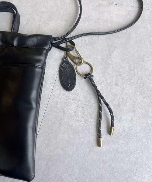 CPCM(シーピーシーエム)の「チャーム付きPU巾着バッグ(ショルダーバッグ・メンズ・ブラウン/ブラック・FREE)」の8枚目の写真
