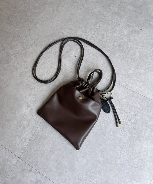 CPCM(シーピーシーエム)の「チャーム付きPU巾着バッグ(ショルダーバッグ・メンズ・ブラウン/ブラック・FREE)」の13枚目の写真