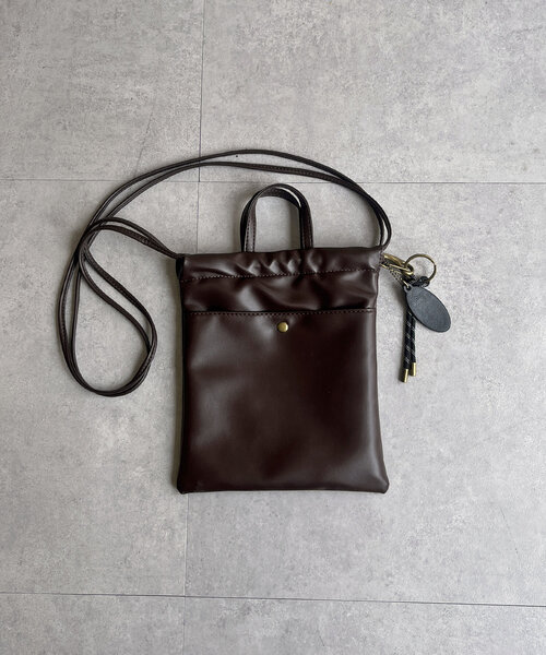 CPCM(シーピーシーエム)の「チャーム付きPU巾着バッグ(ショルダーバッグ・メンズ・ブラウン/ブラック・FREE)」の14枚目の写真