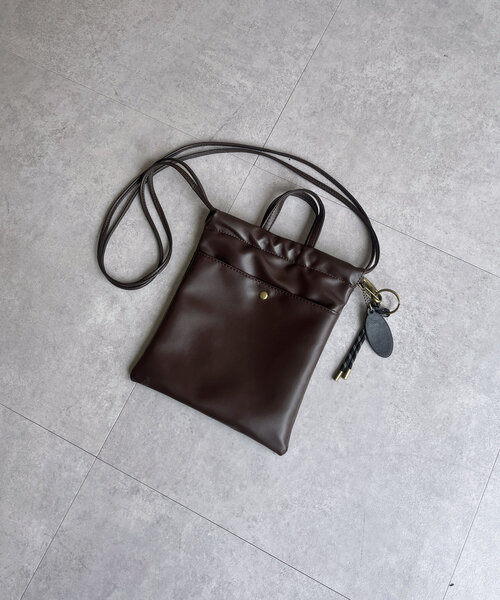 CPCM(シーピーシーエム)の「チャーム付きPU巾着バッグ(ショルダーバッグ・メンズ・ブラウン/ブラック・FREE)」の15枚目の写真