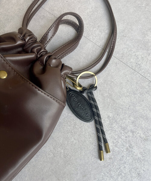 CPCM(シーピーシーエム)の「チャーム付きPU巾着バッグ(ショルダーバッグ・メンズ・ブラウン/ブラック・FREE)」の18枚目の写真