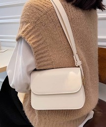 スクエア型のショルダーバッグ