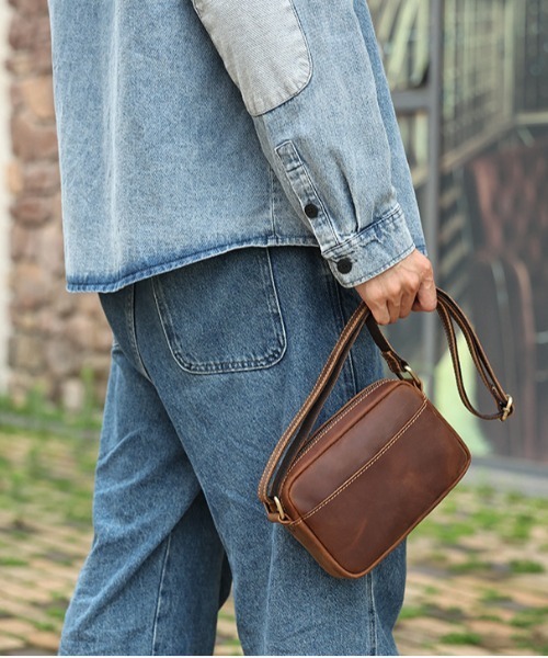 NiiNa(ニーナ)の「【 NiiNa homme / ニーナオム 】高品質牛革 スクエア ショルダーバッグ(ショルダーバッグ・メンズ・ブラウン/ブラック/ダークブラウン・FREE)」の4枚目の写真