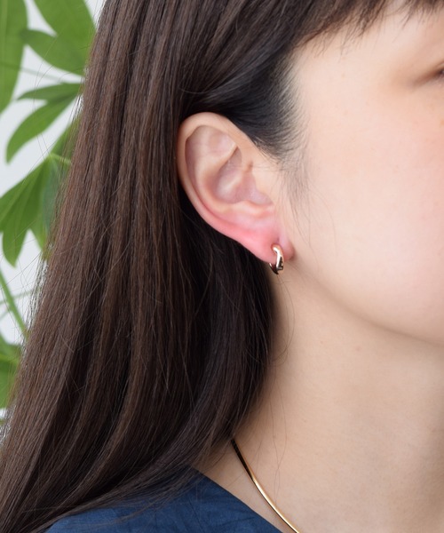 CALIN STANDARD(カリンスタンダード)の「◆金属アレルギー対応◆◆made in japan◆【痛くない】【落ちにくい】【ストレスフリーな着け心地】 ニュアンスライン ミニループフィットイヤリング(イヤリング・レディース・シルバー/ゴールド/ピンクゴールド・FREE)」の3枚目の写真