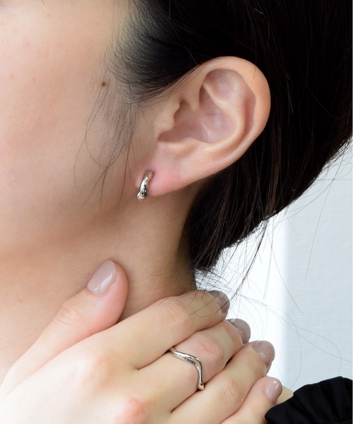 CALIN STANDARD(カリンスタンダード)の「◆金属アレルギー対応◆◆made in japan◆【痛くない】【落ちにくい】【ストレスフリーな着け心地】 ニュアンスライン ミニループフィットイヤリング(イヤリング・レディース・シルバー/ゴールド/ピンクゴールド・FREE)」の2枚目の写真