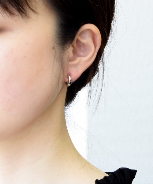 CALIN STANDARD(カリンスタンダード)の「◆金属アレルギー対応◆◆made in japan◆【痛くない】【落ちにくい】【ストレスフリーな着け心地】 ニュアンスライン ミニループフィットイヤリング(イヤリング・レディース・シルバー/ゴールド/ピンクゴールド・FREE)」の7枚目の写真
