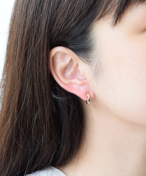 CALIN STANDARD(カリンスタンダード)の「◆金属アレルギー対応◆◆made in japan◆【痛くない】【落ちにくい】【ストレスフリーな着け心地】 ニュアンスライン ミニループフィットイヤリング(イヤリング・レディース・シルバー/ゴールド/ピンクゴールド・FREE)」の8枚目の写真