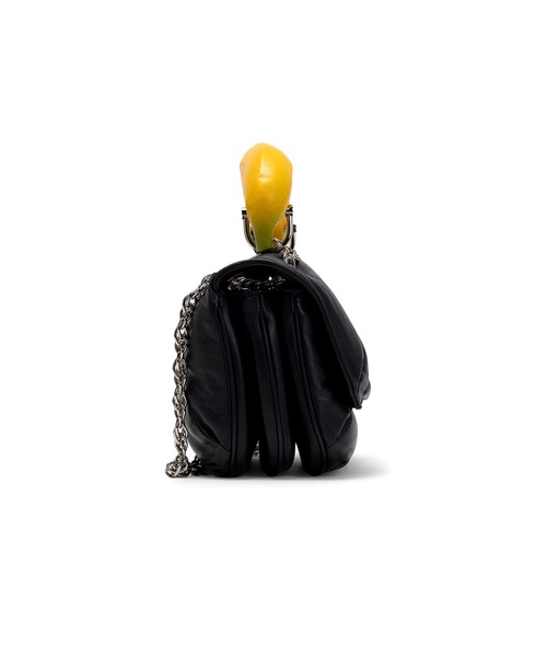 Maison MIHARA YASUHIRO(メゾンミハラヤスヒロ)の「"TOY" Banana Handle Chain Shoulder Bag(ショルダーバッグ・メンズ・ブラック・FREE)」の4枚目の写真