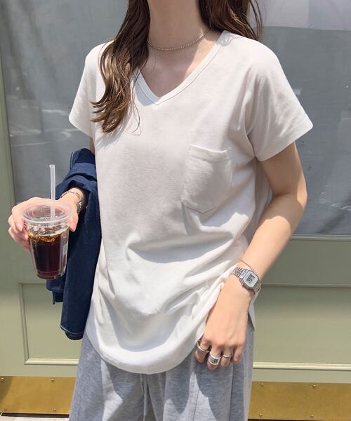 KOBE LETTUCE（コウベレタス）の「[ M L XL 汗じみ防止＆UVカット ] ポケット付きVネックTシャツ（Tシャツ/カットソー・レディース・ブラック/オフホワイト/杢グレー/ネイビー/ダークカーキ/ライトオレンジ系/アイボリー・M/XL/L）」の2枚目の写真