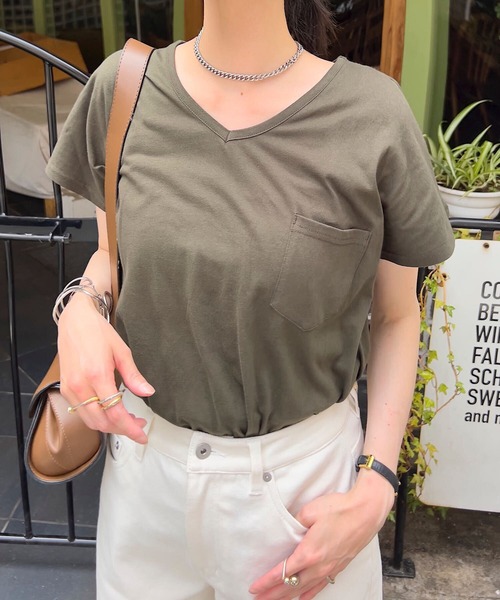 KOBE LETTUCE（コウベレタス）の「[ M L XL 汗じみ防止＆UVカット ] ポケット付きVネックTシャツ（Tシャツ/カットソー・レディース・ブラック/オフホワイト/杢グレー/ネイビー/ダークカーキ/ライトオレンジ系/アイボリー・M/XL/L）」の5枚目の写真