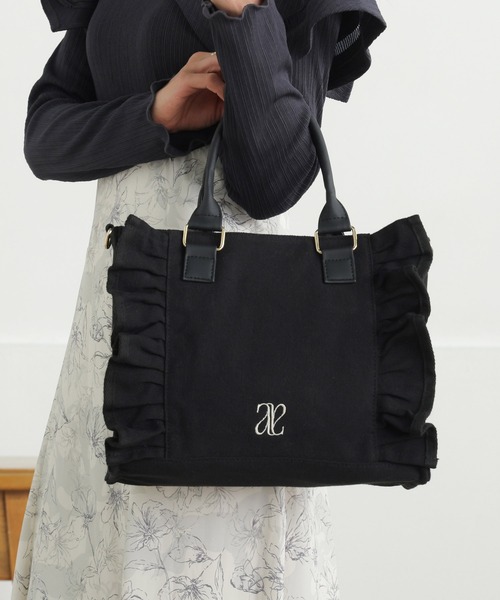 ALTROSE(アルトローズ)の「【500mlペットボトル収納可】2way トート フリル キャンバス ショルダーバッグ 刺繍(トートバッグ・レディース・ブラック×ホワイト/ホワイト×ブラック/ブラック×ブラック・FREE)」の3枚目の写真