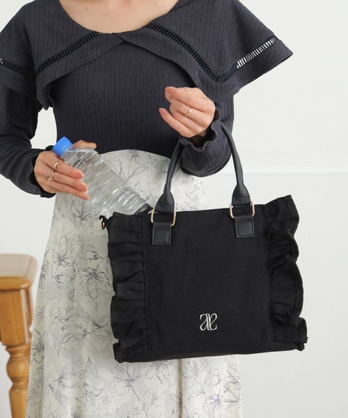 ALTROSE(アルトローズ)の「【500mlペットボトル収納可】2way トート フリル キャンバス ショルダーバッグ 刺繍(トートバッグ・レディース・ブラック×ホワイト/ホワイト×ブラック/ブラック×ブラック・FREE)」の5枚目の写真