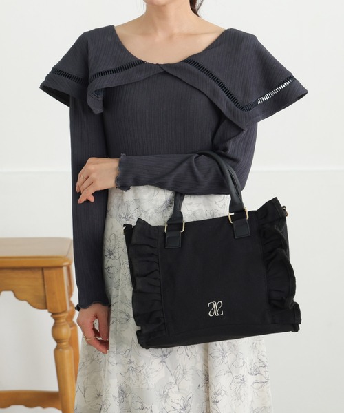 ALTROSE(アルトローズ)の「【500mlペットボトル収納可】2way トート フリル キャンバス ショルダーバッグ 刺繍(トートバッグ・レディース・ブラック×ホワイト/ホワイト×ブラック/ブラック×ブラック・FREE)」の6枚目の写真