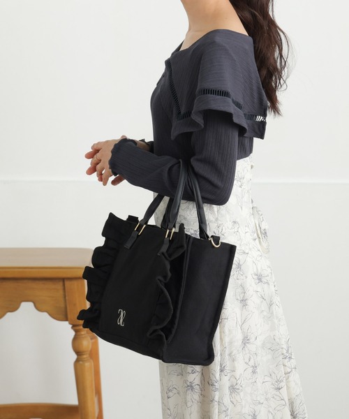 ALTROSE(アルトローズ)の「【500mlペットボトル収納可】2way トート フリル キャンバス ショルダーバッグ 刺繍(トートバッグ・レディース・ブラック×ホワイト/ホワイト×ブラック/ブラック×ブラック・FREE)」の7枚目の写真