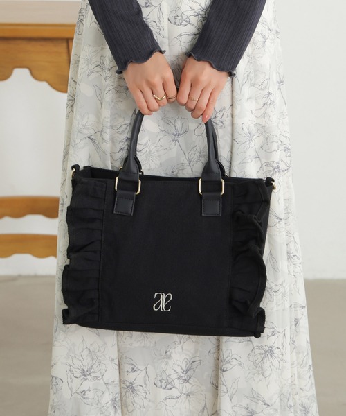 ALTROSE(アルトローズ)の「【500mlペットボトル収納可】2way トート フリル キャンバス ショルダーバッグ 刺繍(トートバッグ・レディース・ブラック×ホワイト/ホワイト×ブラック/ブラック×ブラック・FREE)」の8枚目の写真