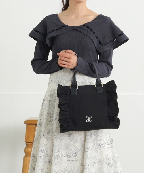 ALTROSE(アルトローズ)の「【500mlペットボトル収納可】2way トート フリル キャンバス ショルダーバッグ 刺繍(トートバッグ・レディース・ブラック×ホワイト/ホワイト×ブラック/ブラック×ブラック・FREE)」の9枚目の写真