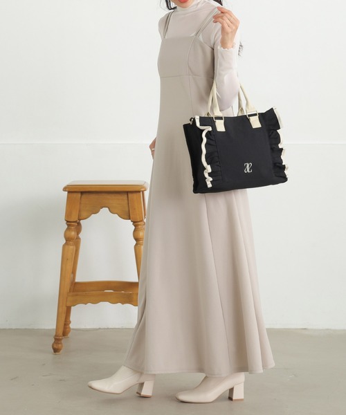 ALTROSE(アルトローズ)の「【500mlペットボトル収納可】2way トート フリル キャンバス ショルダーバッグ 刺繍(トートバッグ・レディース・ブラック×ホワイト/ホワイト×ブラック/ブラック×ブラック・FREE)」の16枚目の写真