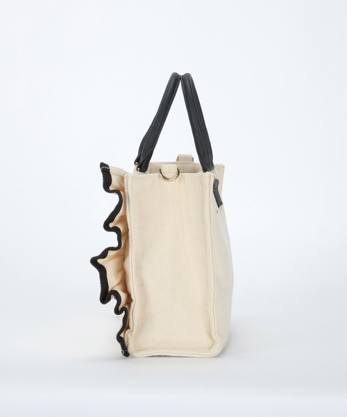 ALTROSE(アルトローズ)の「【500mlペットボトル収納可】2way トート フリル キャンバス ショルダーバッグ 刺繍(トートバッグ・レディース・ブラック×ホワイト/ホワイト×ブラック/ブラック×ブラック・FREE)」の21枚目の写真