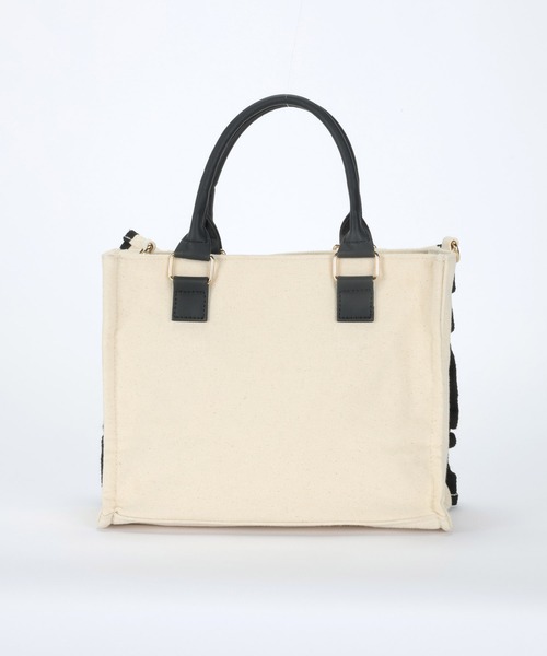 ALTROSE(アルトローズ)の「【500mlペットボトル収納可】2way トート フリル キャンバス ショルダーバッグ 刺繍(トートバッグ・レディース・ブラック×ホワイト/ホワイト×ブラック/ブラック×ブラック・FREE)」の22枚目の写真