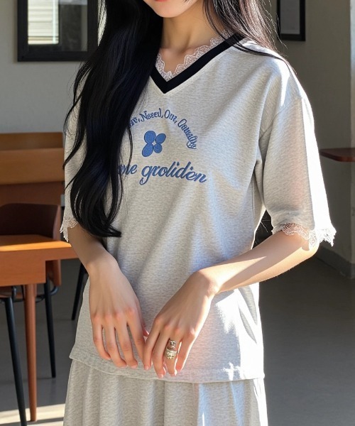 .KOM(ドットコム)の「A'GEM/9 × .kom 『.KOMZ/ドットケーオーエムゼット』クローバー刺繍×ペプラムレースセットアップ(Tシャツ/カットソー・レディース・ブラック/ピンク/ライトグレー・FREE)」の1枚目の写真