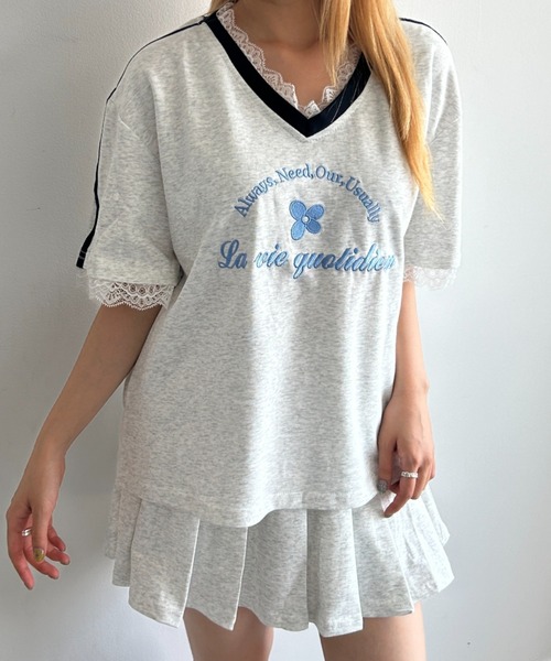 .KOM(ドットコム)の「A'GEM/9 × .kom 『.KOMZ/ドットケーオーエムゼット』クローバー刺繍×ペプラムレースセットアップ(Tシャツ/カットソー・レディース・ブラック/ピンク/ライトグレー・FREE)」の4枚目の写真