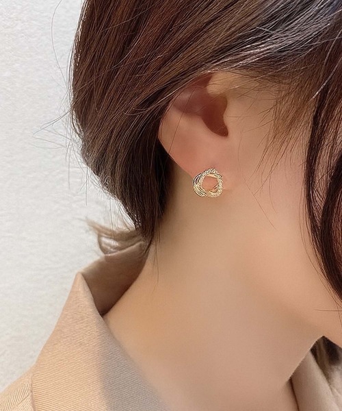 VIBGYOR(ヴィブジョー)の「【IZU】 〈2個セット〉 高級感 ゴールド サークルツイストピアス レディース 亜鉛合金 キュービックジルコニア風ストーン 上品 結婚式 デイリー兼用(ピアス(両耳用)・レディース・ゴールド・FREE)」の2枚目の写真