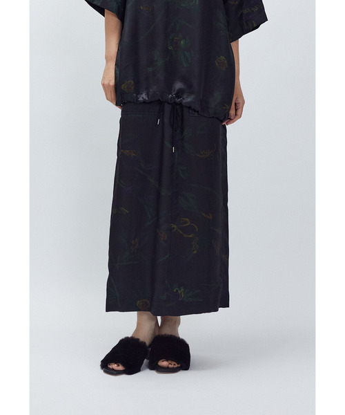 near.nippon.（ニアーニッポン）の「＜near.nippon (ニアー ニッポン)＞ボタニカルプリント ロングスカート（スカート・レディース・ブラック系その他3・38）」の2枚目の写真