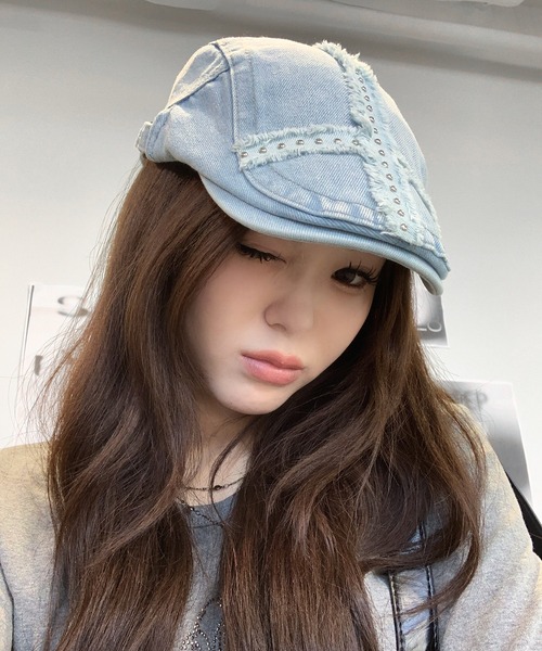 lilful(リルフル)の「スタッズ付き クロスモチーフフリンジ デニムハンチング帽(ハンチング/ベレー帽・レディース・ブルー/ブラック/ライトブルー・F)」の2枚目の写真
